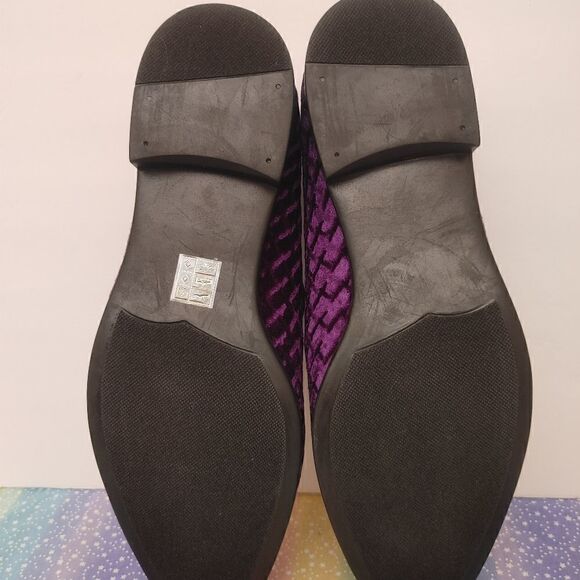 AMALI MEN'S DIAMOND QUILTED EMBOSSED FAUX VELVET LOAFER WITH METAL CHAIN. - Picture 6 of 8